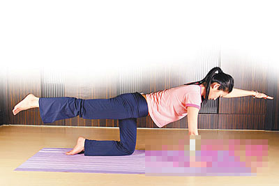 简单瘦腰瑜伽 快速击退“水桶腰”(图)