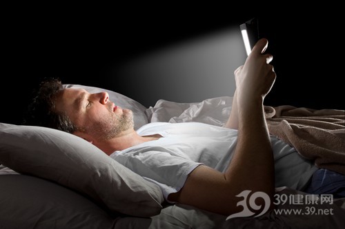 青年 男 手机 睡觉 床 关灯 夜晚 光线 视力 眼睛_28256331_xl