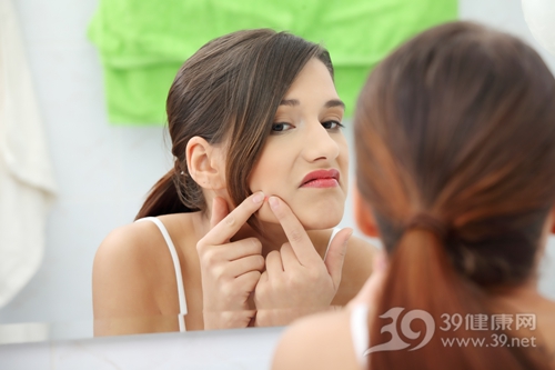 这样对付青春痘可不行 解析三大祛痘误区