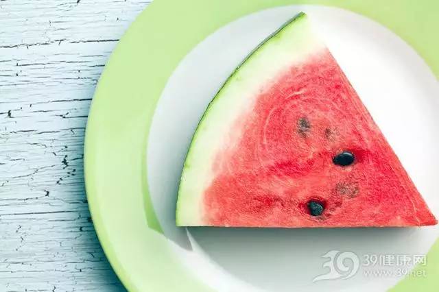 夏季小心吃过量西瓜发胖