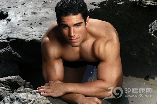 “拜拜袖”消失重现紧实肩膀