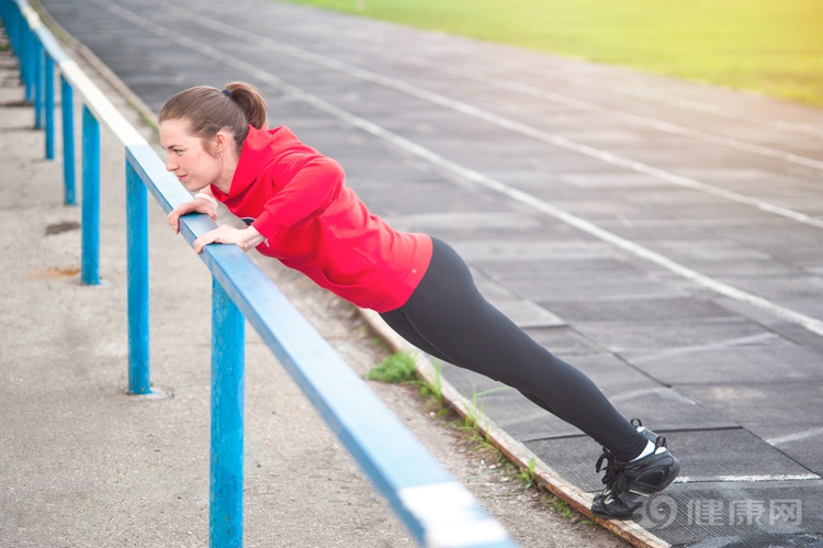 背部赘肉多怎么办？4个运动坚持做，背部线条轻松显现