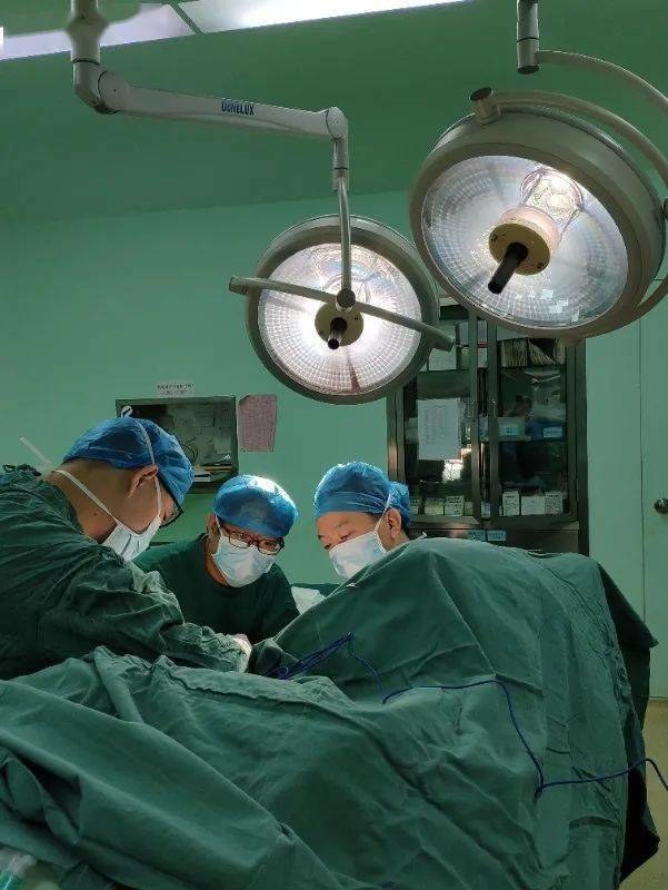 70岁大爷1周不排便，用筷子“捅成”大出血！医生：便秘不能硬来