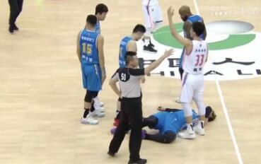 王哲林比赛头部摔伤致呕吐！头部摔伤莫大意，时刻会发生病情恶化