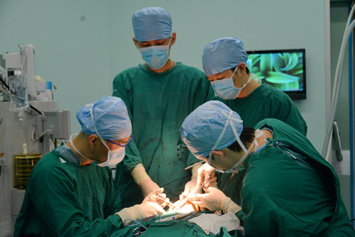 男子下巴长瘤，医生数字化设计切瘤