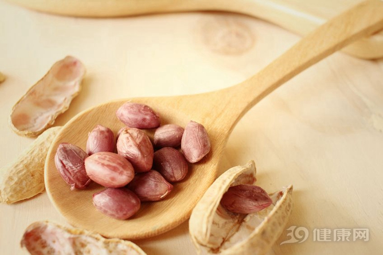花生饱腹又瘦身，可惜这3种人一口都不能多吃
