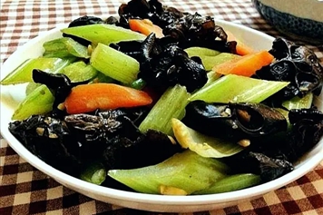 芹菜炒黑木耳的功效与作用