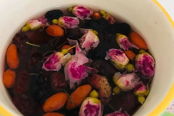 桑葚干和枸杞玫瑰花泡水喝的功效与作用